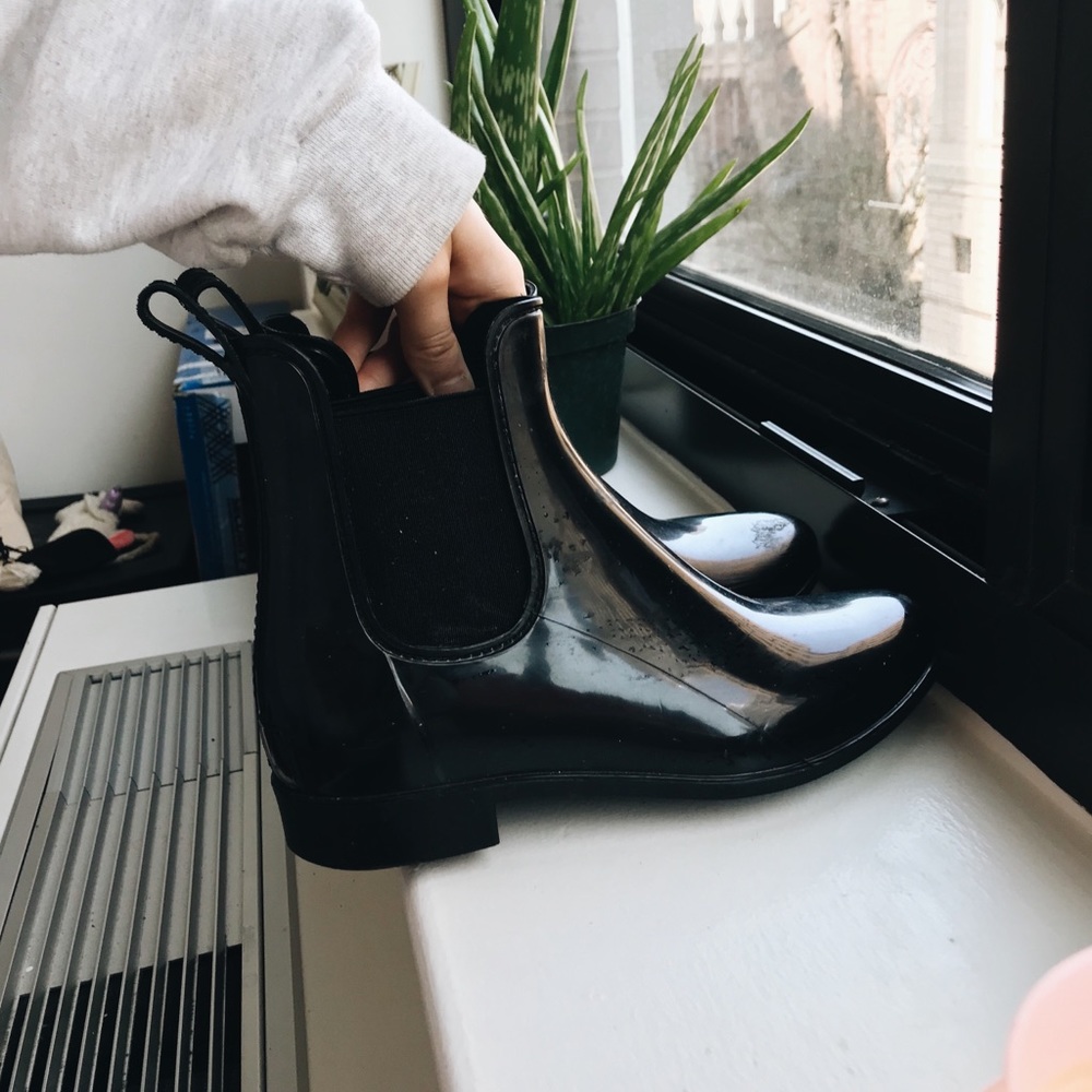 Black simple rain boots